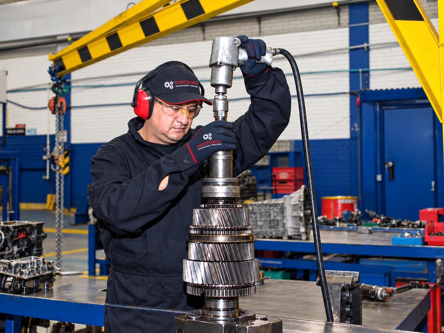 Técnico especializado en reparación de transmisiones para vehículos pesados